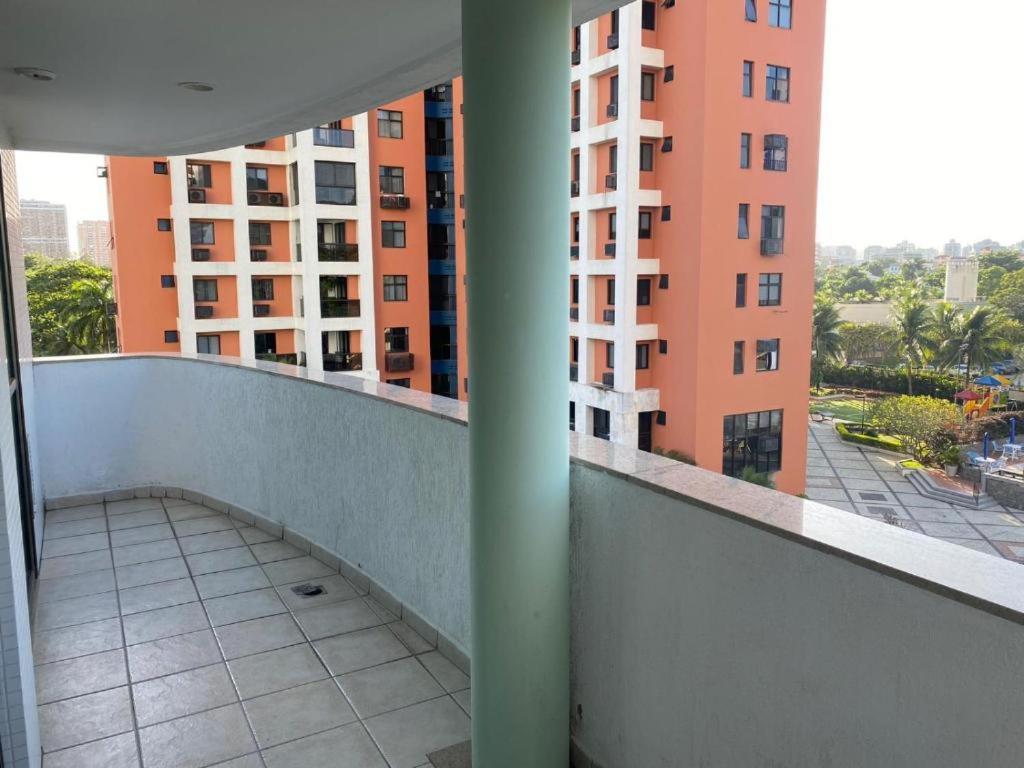 Flat Espacoso Com Piscina Barra Appartamento *